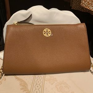 TORY BURCH crossbody with partial gold chain strap. NEW